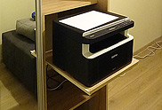 Wysuwana z szafy półeczka na drukarkę