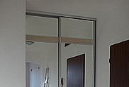 Wnęka w przedpokoju - drzwi suwane z lustrem