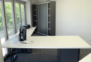 Kompletne wyposażenie biura: szafa, biurka, kontenerki, stół